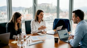 Ekipa za marketing snuje nove strategije ob konferenčni mizi.