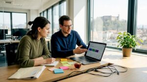 Ekipa sodeluje in izmenjuje ideje v sodobnem, odprtem delovnem prostoru.