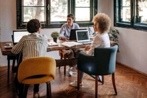 Podjetnik, lastnik malega podjetja, dela v svetli in prijetni pisarni.